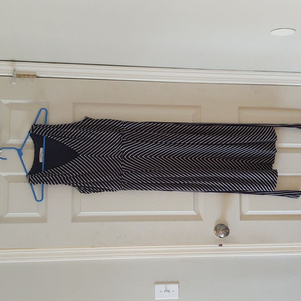 Sleeveless v-neck dress, with belt.